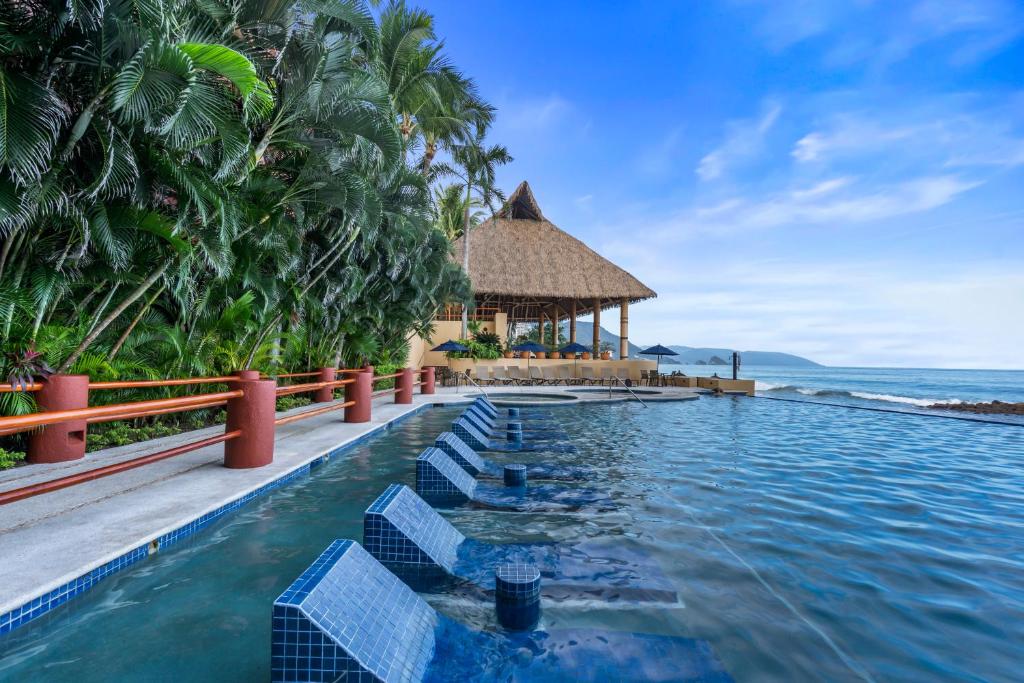 Oceanfront Condo w Infinity Pool & Huge Terrace South Shore - 5