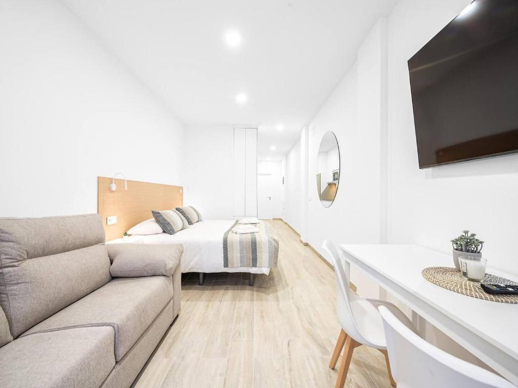 Modern Las Palmas Apartment Near Las Canteras Beach - 2