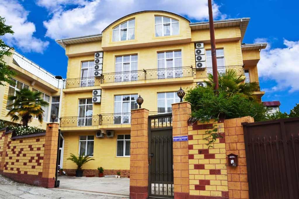 Работа адлер новые. Моне 4 отель сочи. Сан сочи делина отель адлер. Исторический центр адлера. Отель каисса адлер.