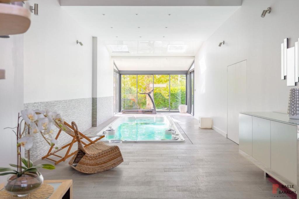 Villa QUEEN Marseille avec jardin, piscine et spa chauffé interieur - 15 couchages - 5