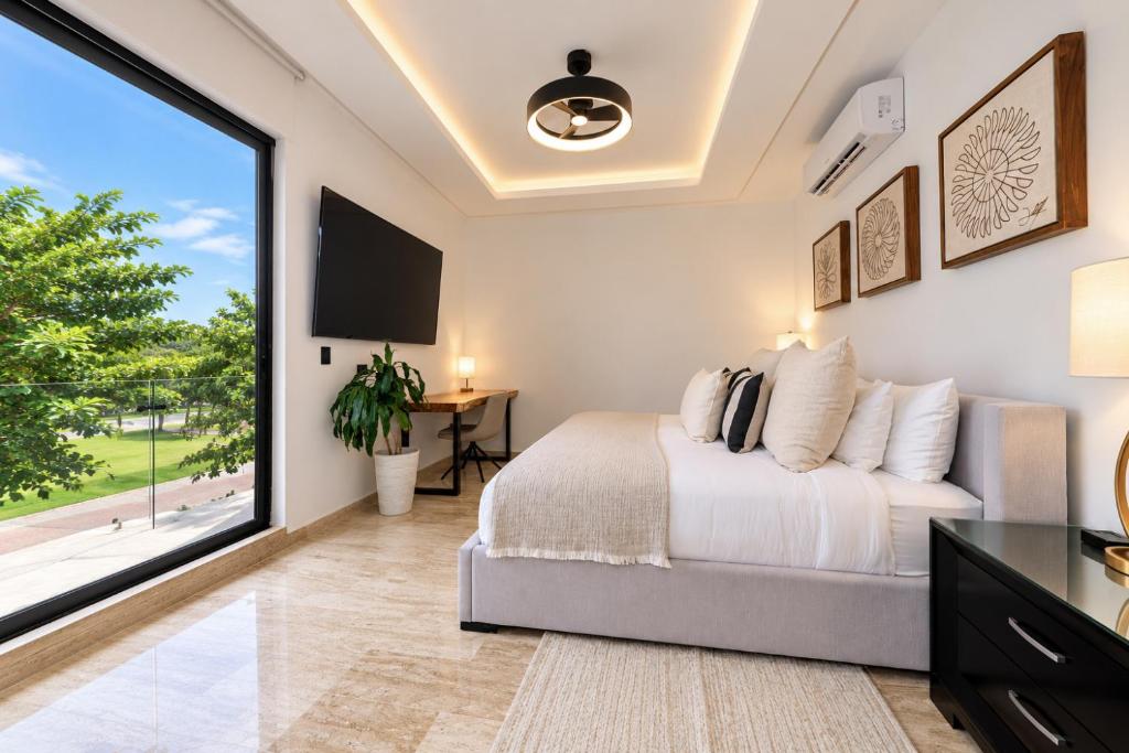 Luxury 5 Bedroom Villa - Private Heated Pool - Movie Theater - Gated Community - fits 11 - 3