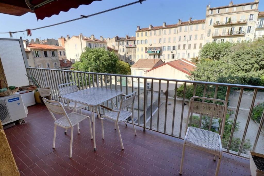 T4 ancien et spacieux - 2 balcons - 3