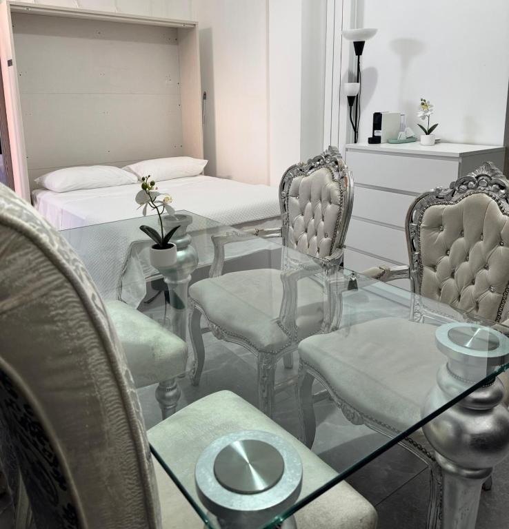 Two-room apartment equipped with a kitchen and bathroom - 1