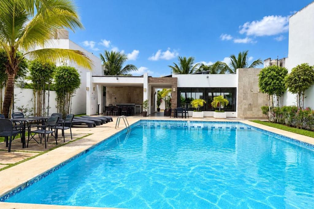 Casa 2 Niveles con 3 Albercas a 10 min de 5ta avenida y Playa - 1