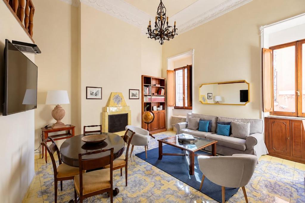 Historic Via Giulia Loft by Flatinrome - 4