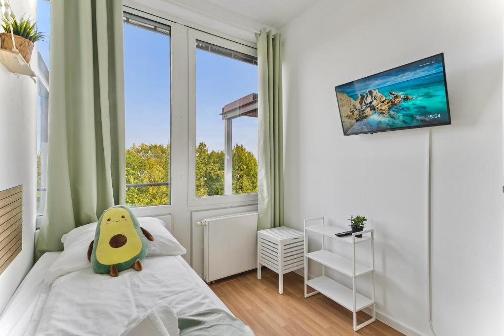 3 Bedroom Apartment-5 Beds Workspace and Smart TV in Every Bedroom near Messe München Fast WiFi Ideal for Business Travellers - 2