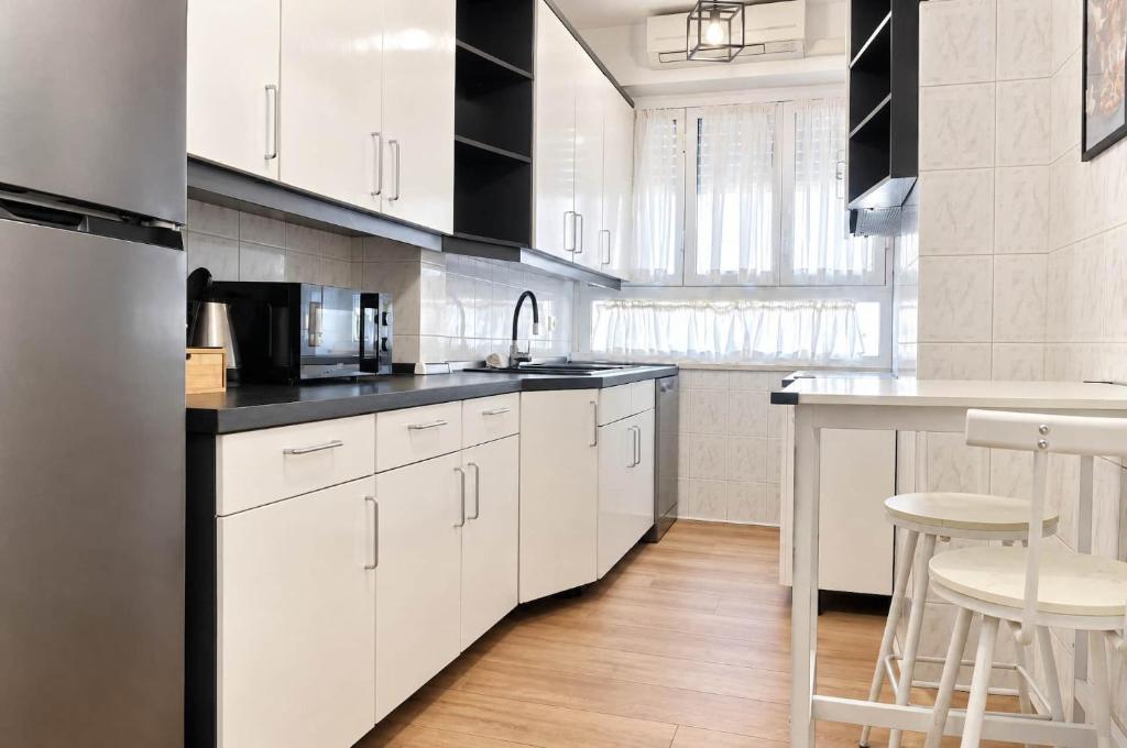 Bright 2BR, 2 Baths & Balcony near Piramide Metro - 3