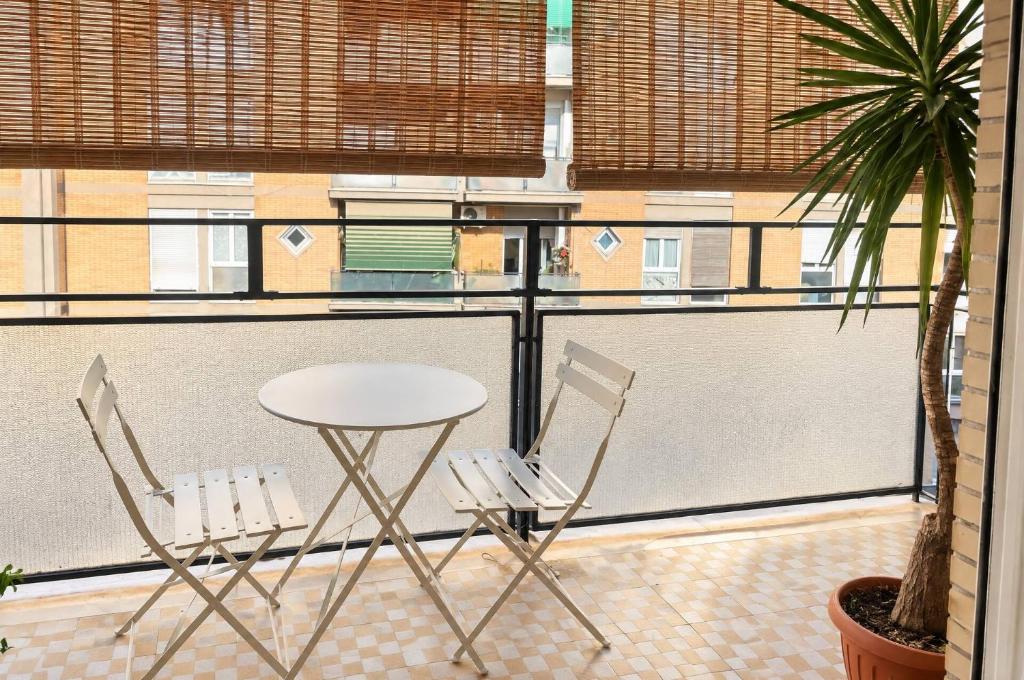 Bright 2BR, 2 Baths & Balcony near Piramide Metro - 5