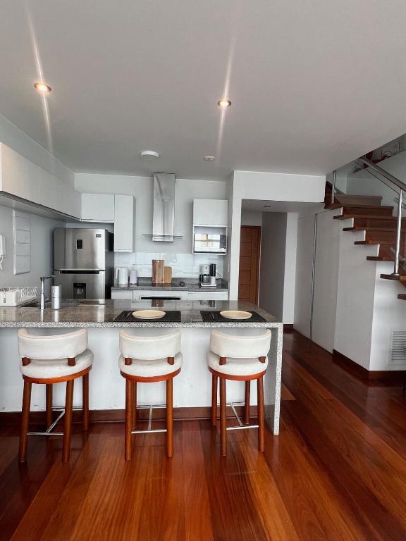 Modern 1-Bed Luxe Duplex - 3