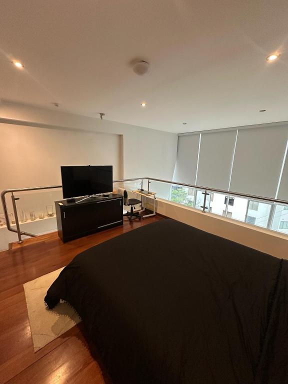 Modern 1-Bed Luxe Duplex - 4