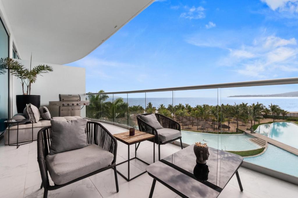Relax on a private balcony with pool - 4