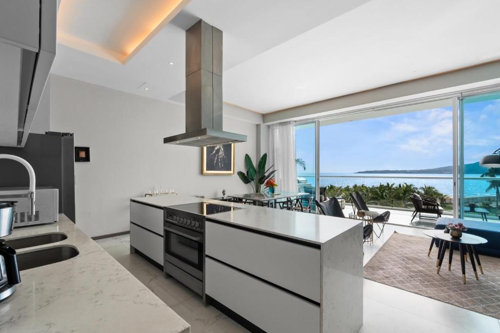 Relax on a private balcony with pool - 5