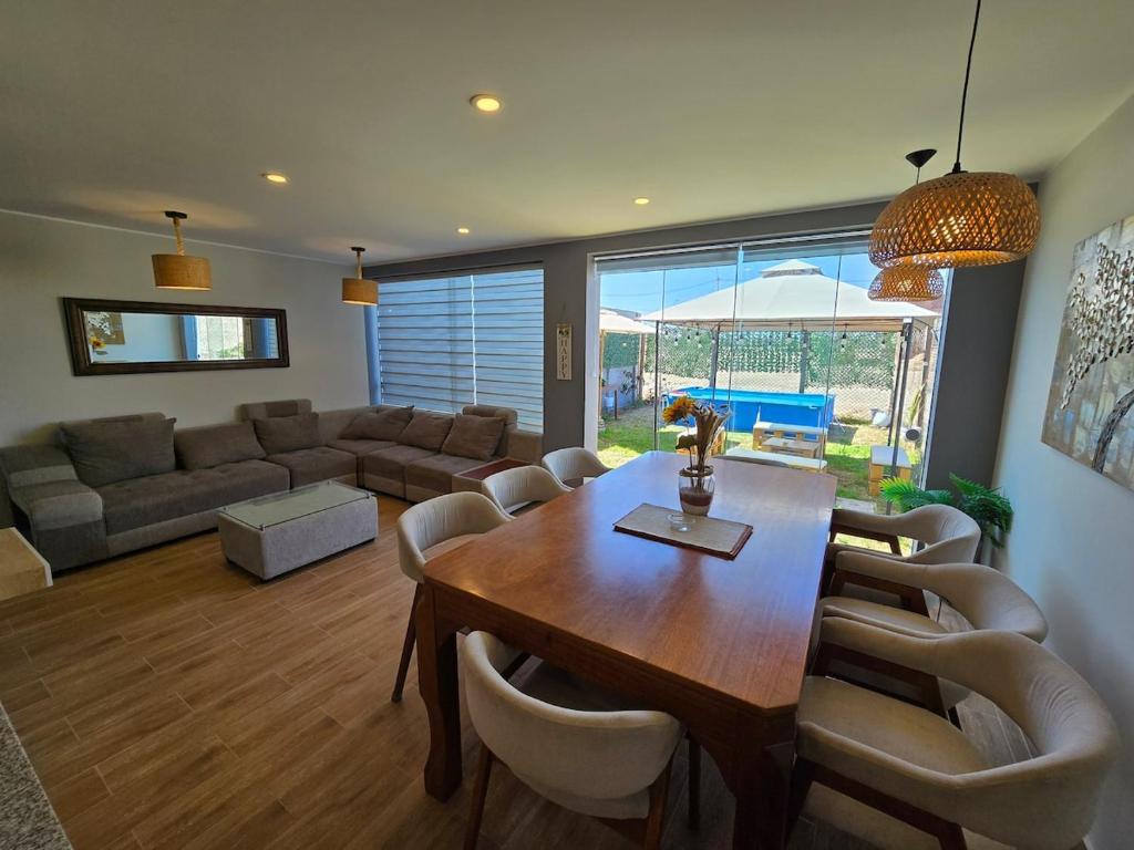 Casa a unos metros de la playa, vista al mar - 1