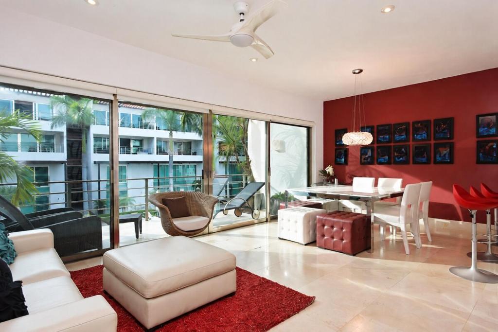 4BR 4 Bath Penthouse with Private Rooftop & Walk to Beach - 1