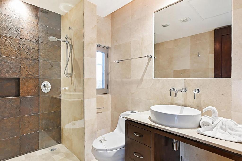 4BR 4 Bath Penthouse with Private Rooftop & Walk to Beach - 2