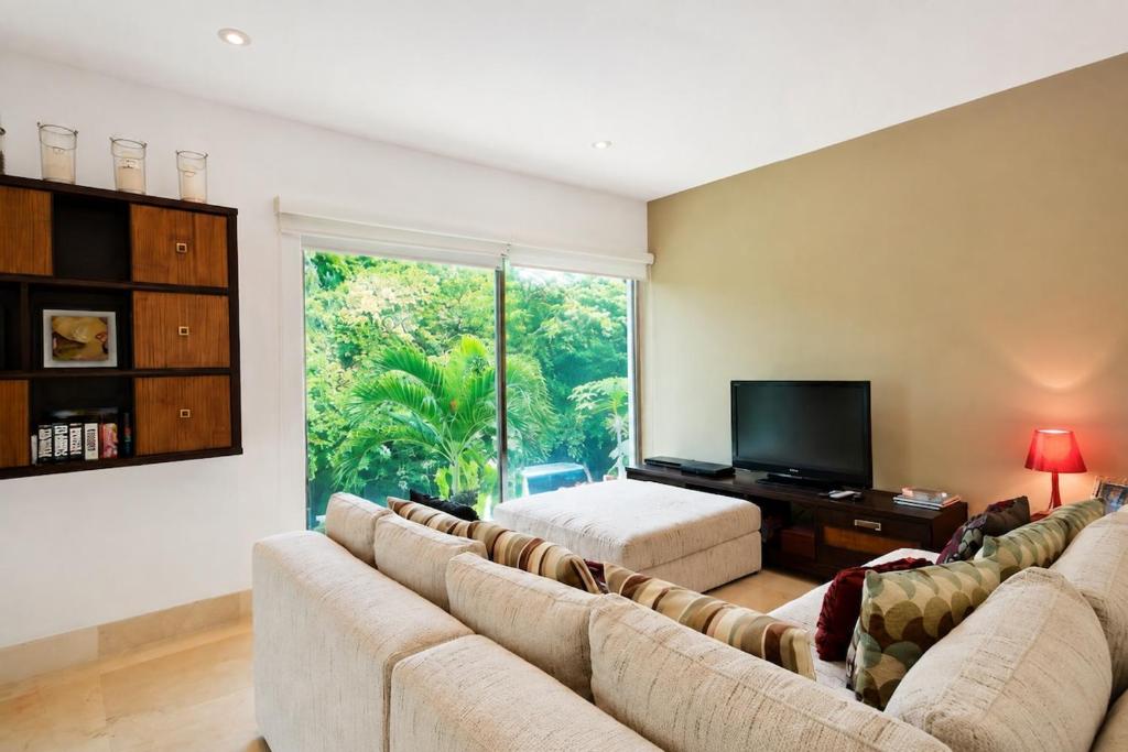 4BR 4 Bath Penthouse with Private Rooftop & Walk to Beach - 3