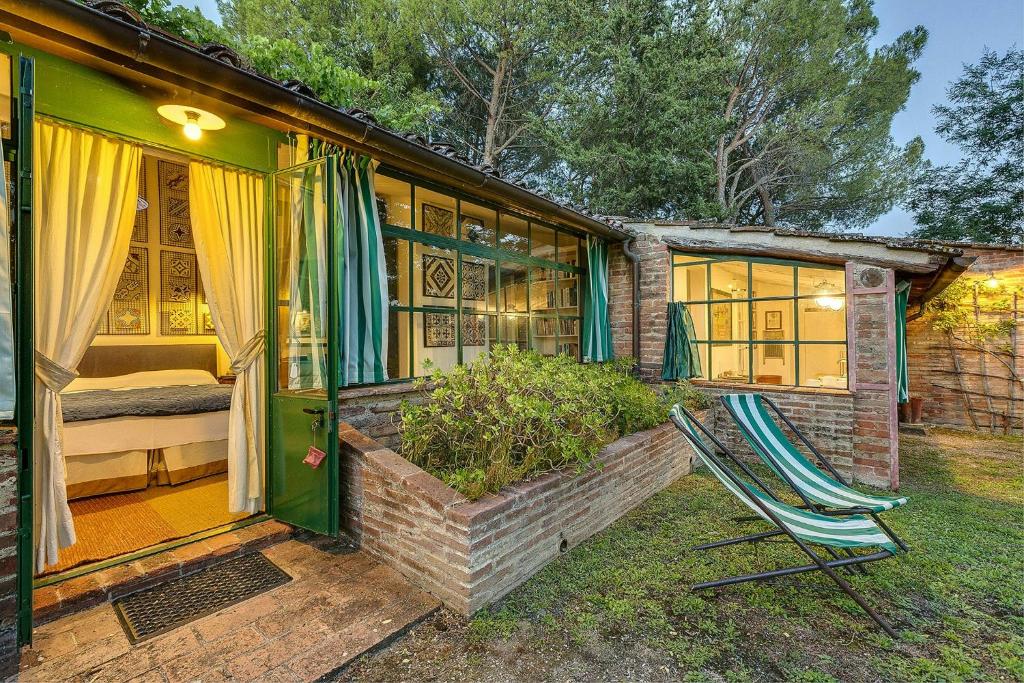 Charming hideaway in an artists' hamlet - 1