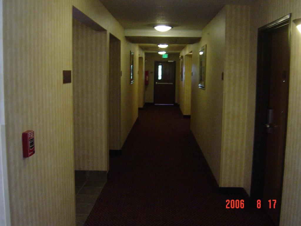 Hometown Inn & Suites photo