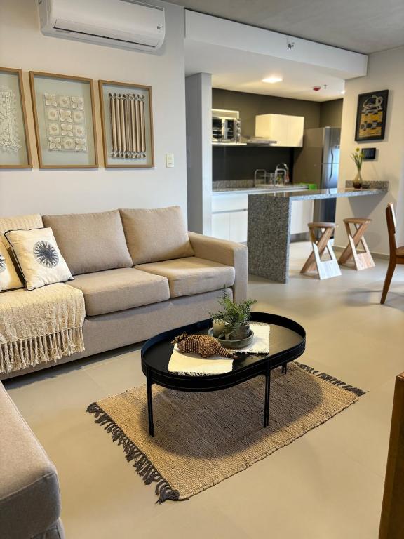 Modern apartment with Paraguayan art details - 1
