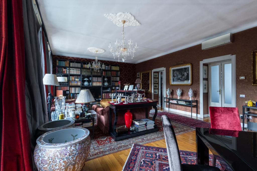 Charming Elegant Room in Historic Art Nouveau Building, Central Milan - 4