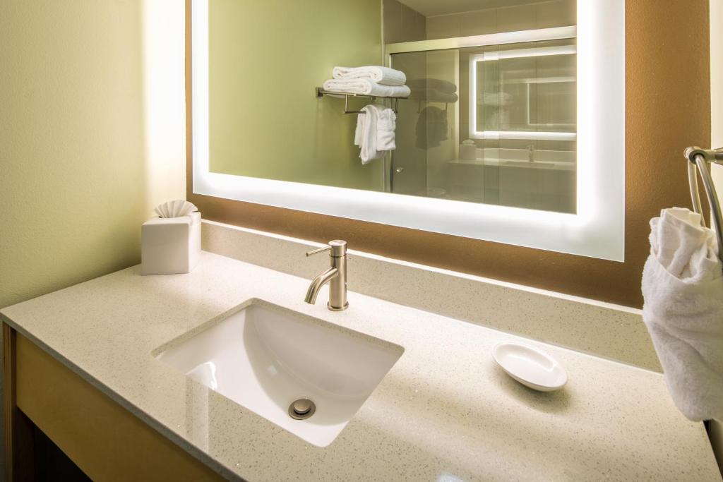 Red Lion Inn & Suites Everett photo
