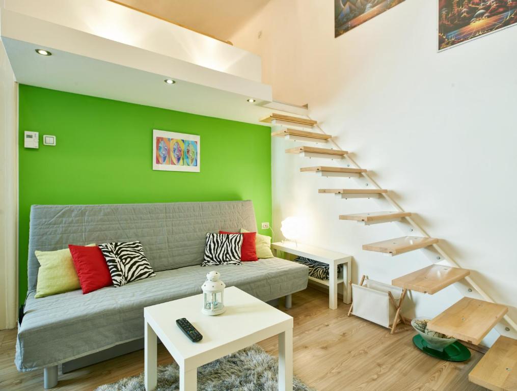 Studio Apartment Green Wall photo