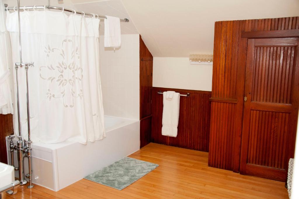 Candlebay Inn photo