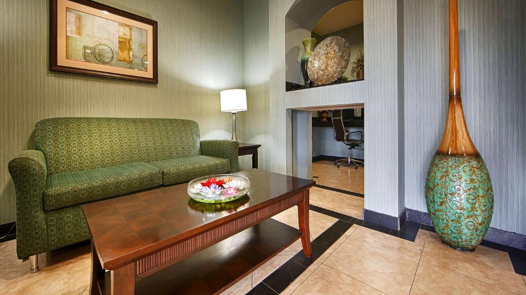 Executive Inn & Suites photo