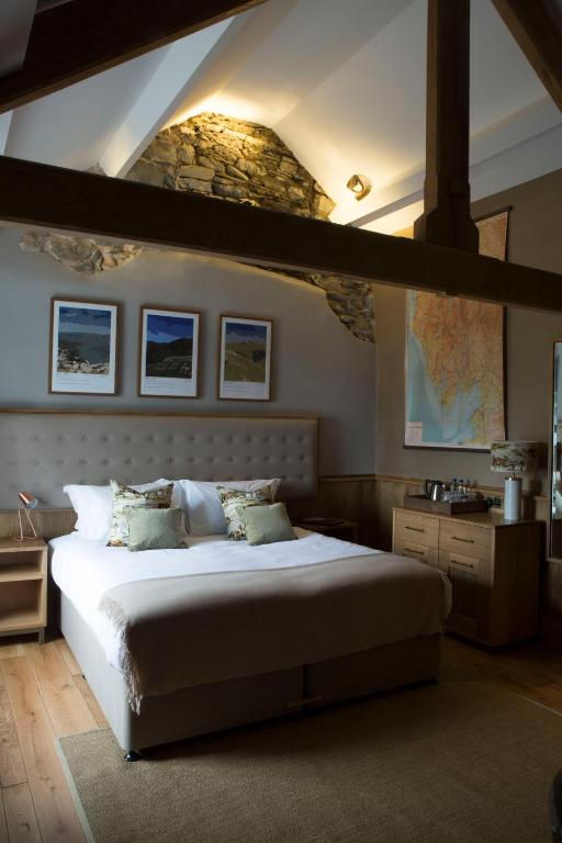 The Queen's Head Hotel - photo 2