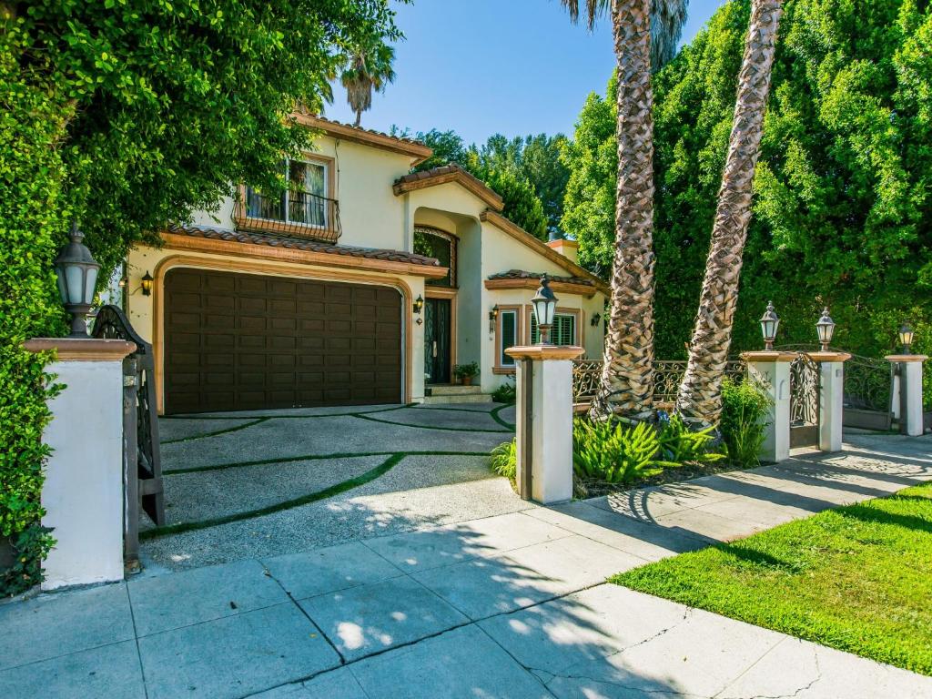 Vacation Rentals and Holiday homes in Tarzana, CA price from 8