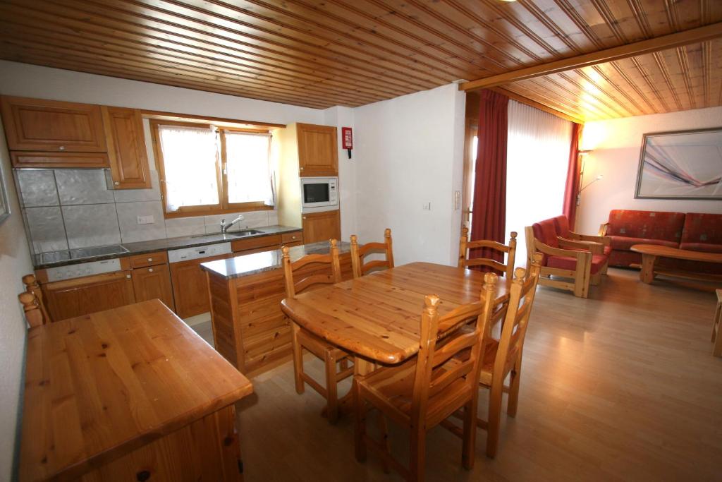 Kitchen, Residence Mont-Calme in Nendaz