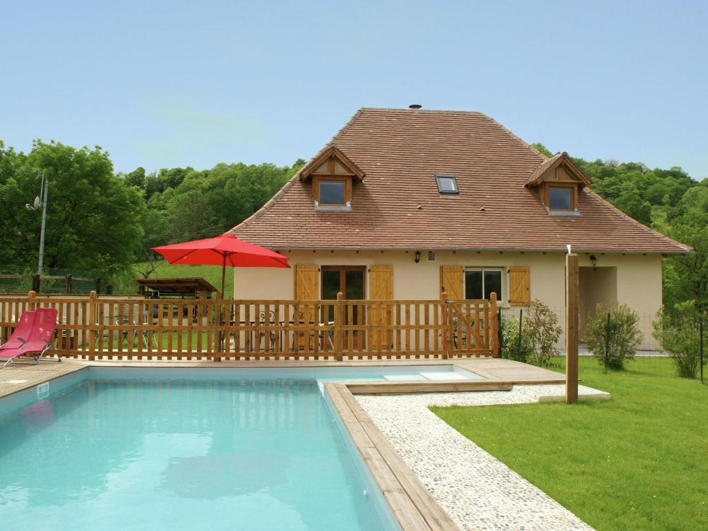 Picturesque Holiday Home in Loubressac with Swimming Pool