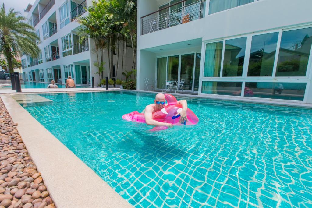 スイミングプール