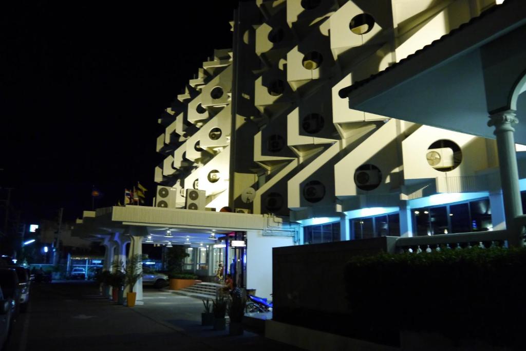 โรงแรมเลิศนิมิตร ชัยภูมิ (Lertnimitra Hotel)