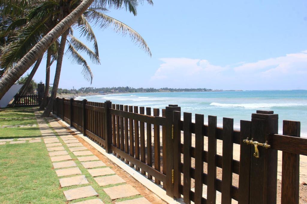 Love Birds Beach Hotel — Hotel in Matara