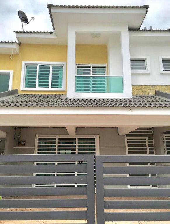 Golden Hill Double Storey Homestay at Night Market