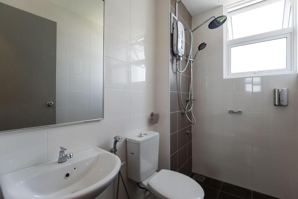 Palm Armada Residence Free Parking and Netflix photo