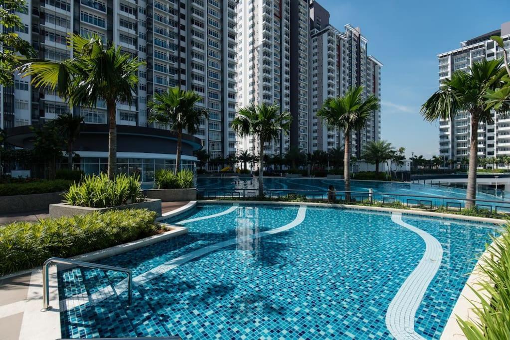 Palm Armada Residence Free Parking and Netflix photo