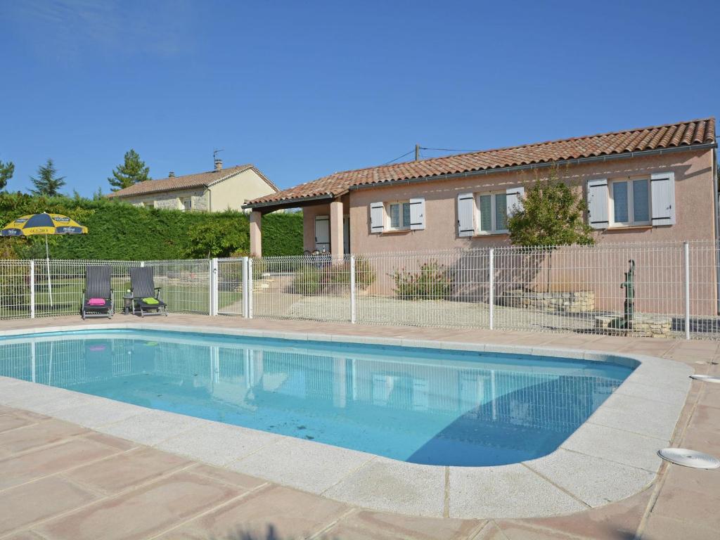 Cozy Villa in Saint Victor de Malcap with Swimming Pool