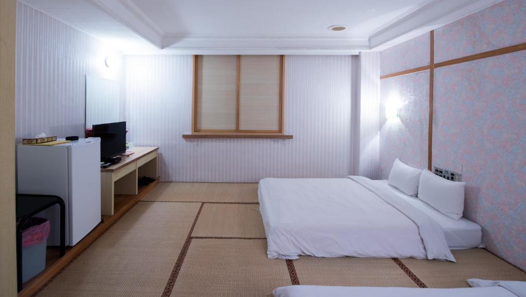 Empire Hotel photo