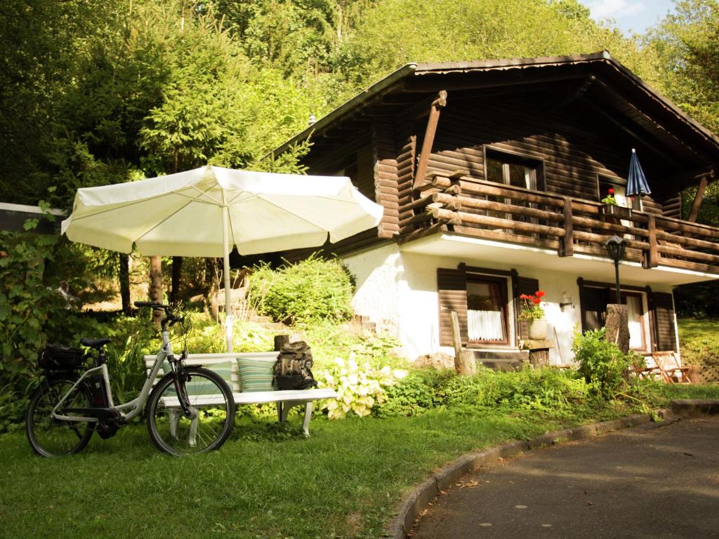 Chalet in Reinskopf with Fireplace & Balcony, Schönecken