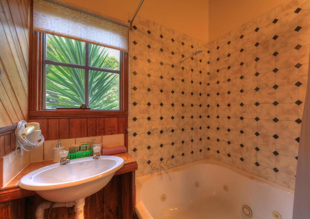 Stanley Lakeside Spa Cabins photo