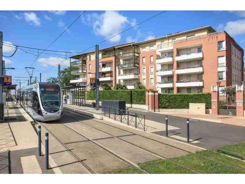 L Oasis studio proche hopital et aeroport Piscine Parking &Netflix photo