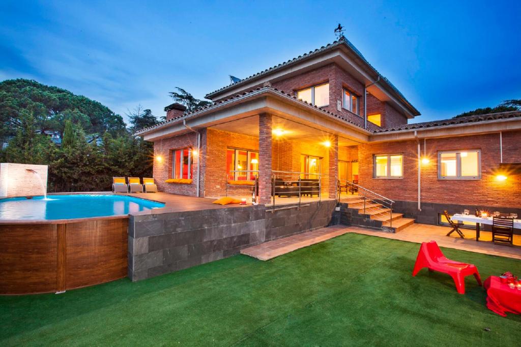 Villa Patio 23p Train direct from Aeroport and Barcelona City
