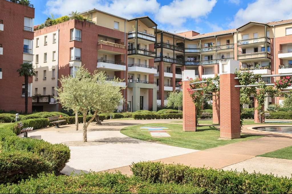 L Oasis studio proche hopital et aeroport Piscine Parking &Netflix photo