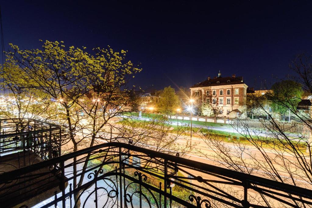 2 Nights Apartments - great location, right next to Main Rail and Bus Station, 10 min to Main Square photo