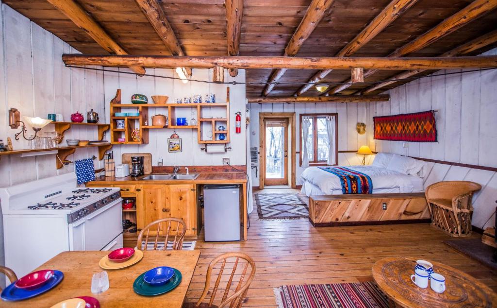 Taos Goji Farm & Eco-Lodge Retreat photo
