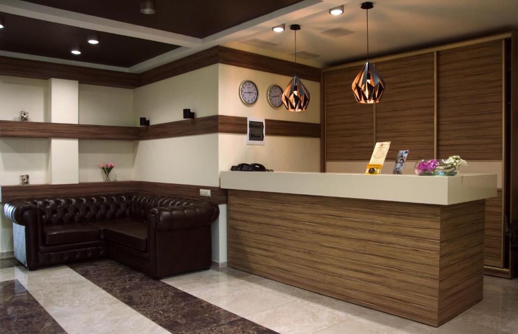 Front desk [24-hour]