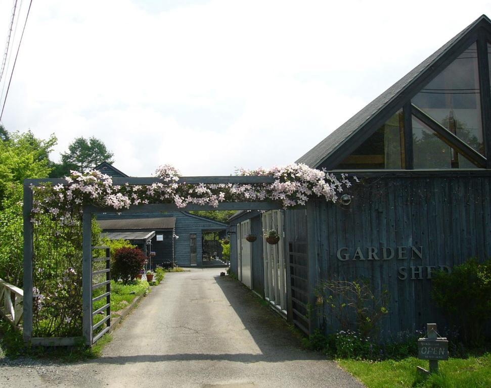 GARDEN SHED photo