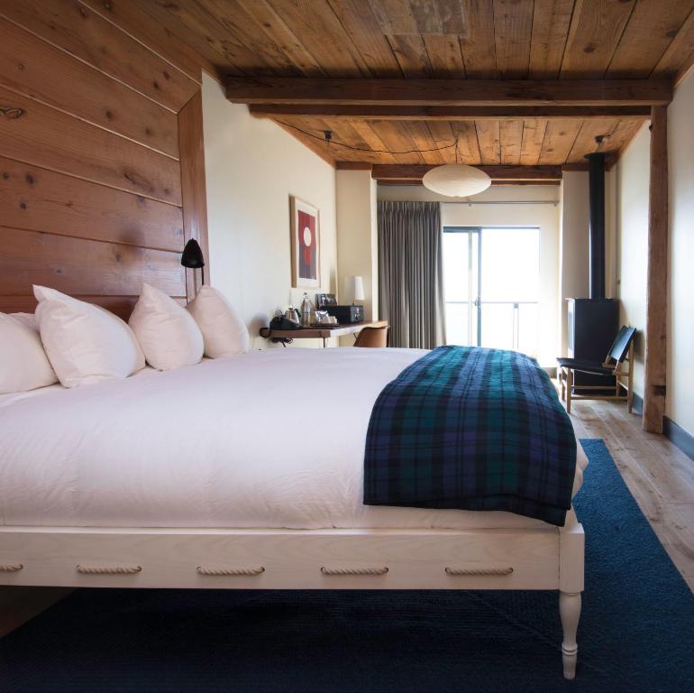 Timber Cove Inn photo